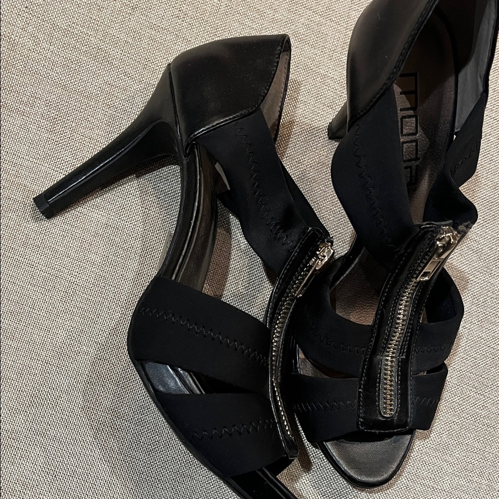 Moda Black Zipper Heels - Picture 4 of 5